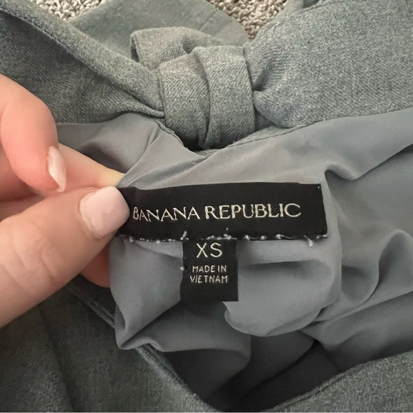 {Banana Republic} Grey Bow Back Short Sleeve Top - Picture 6 of 6